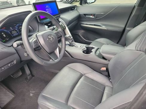 Used 2024 Toyota Venza Limited image 11