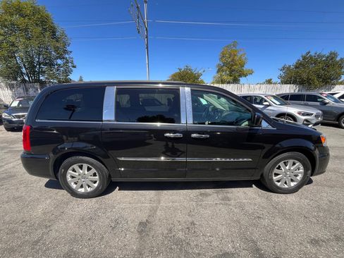 Used 2015 Chrysler Town & Country Touring FWD image 8