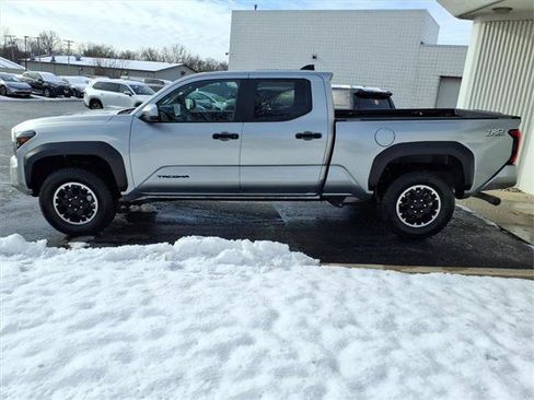 Certified 2025 Toyota Tacoma TRD Off-Road image 19