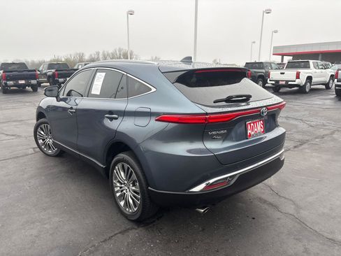 Used 2022 Toyota Venza XLE image 6