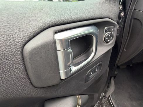Used 2025 Jeep Wrangler Unlimited Sahara AWD/4WD image 15