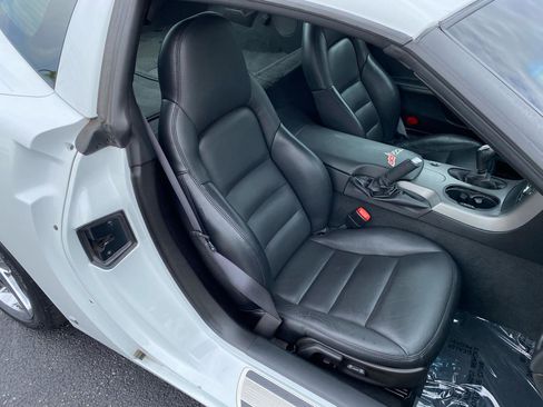 Used 2007 Chevrolet Corvette Coupe w/ Performance Package RWD image 17