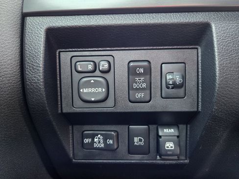 Used 2018 Toyota Tundra 4x4 CrewMax image 15