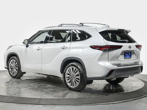 Used 2024 Toyota Highlander Platinum image 4