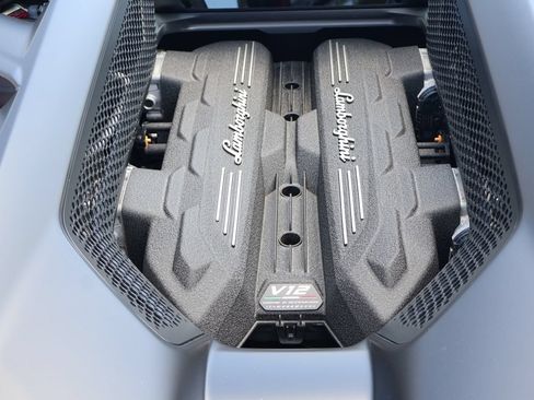 Used 2025 Lamborghini Revuelto AWD/4WD image 17