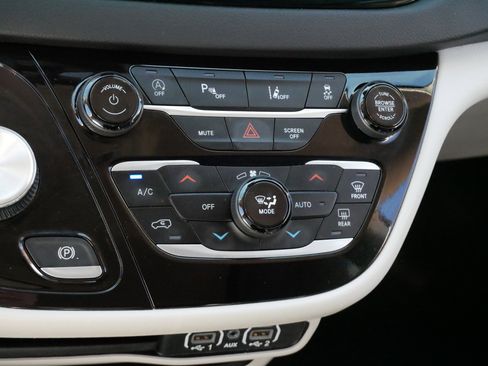 Used 2023 Chrysler Pacifica Touring-L image 22