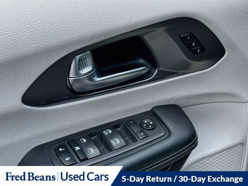 Used 2023 Chrysler Pacifica Touring-L FWD image 24