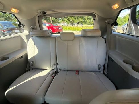 Used 2018 Toyota Sienna XLE w/ XLE Navigation Package FWD image 40