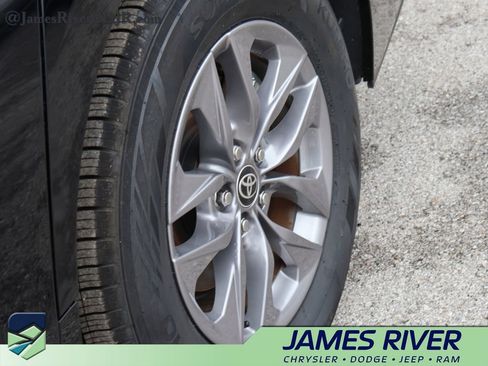 Used 2024 Toyota Sienna LE FWD image 36