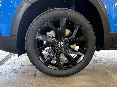 Used 2023 Volkswagen Taos SE w/ Panoramic Sunroof Package FWD image 36