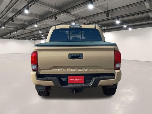 Used 2018 Toyota Tacoma TRD Sport AWD/4WD image 15