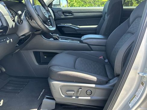 Certified 2025 Nissan Pathfinder SV FWD image 11