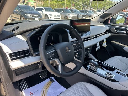 Used 2025 Mitsubishi Outlander AWD image 19