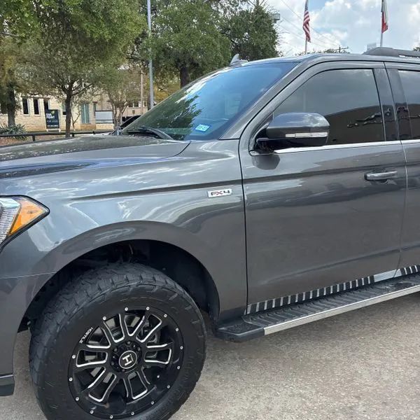 Used 2019 Ford Expedition XLT w/ Equipment Group 202A AWD/4WD image 2