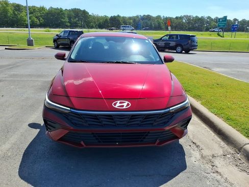 Used 2025 Hyundai Elantra SE FWD image 2