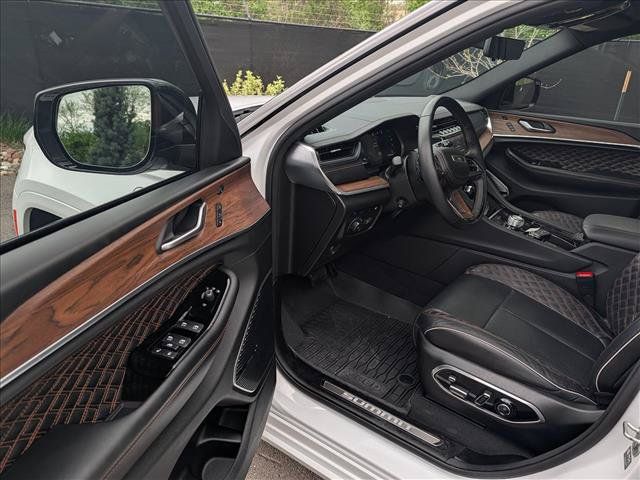 Used 2023 Jeep Grand Cherokee Summit w/ Advanced Protech Group IV AWD/4WD image 30