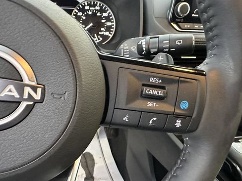 Used 2022 Nissan Rogue SV w/ SV Premium Package image 31