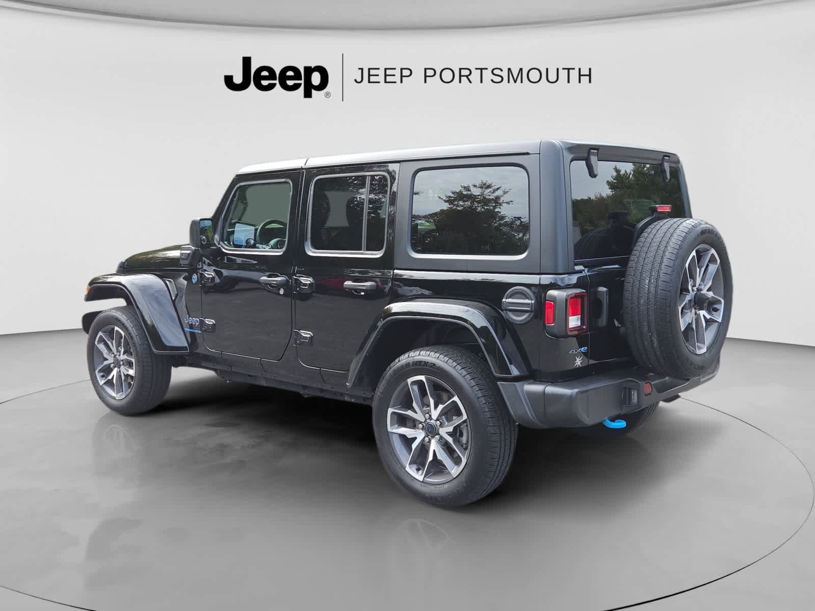 Used 2024 Jeep Wrangler Unlimited w/ Convenience Group AWD/4WD image 5