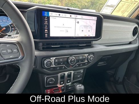 Used 2025 Jeep Wrangler Willys image 29