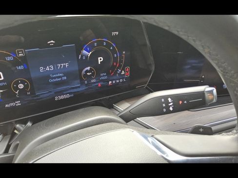 Used 2025 Chevrolet Suburban Z71 image 9