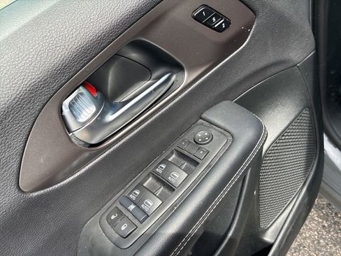 Used 2025 Chrysler Pacifica Select image 13