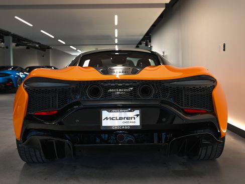 Used 2025 McLaren Artura RWD image 18