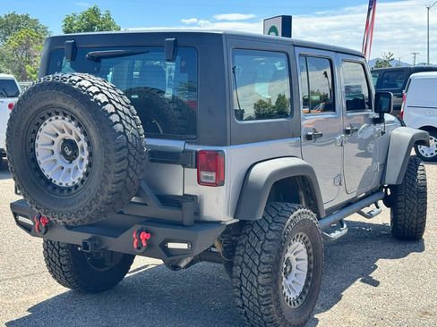 Used 2015 Jeep Wrangler Unlimited Rubicon w/ Connectivity Group AWD/4WD image 7