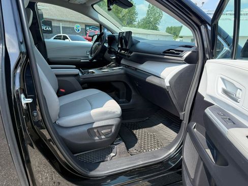 Used 2026 Toyota Sienna XLE FWD image 10