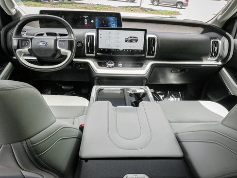 Used 2025 Ford Expedition Platinum AWD/4WD image 28