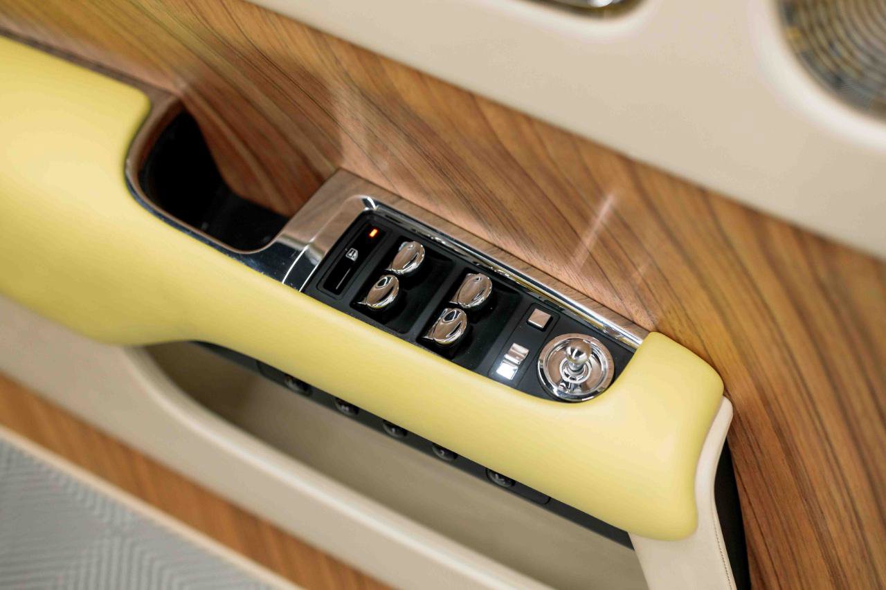 Used 2017 Rolls-Royce Dawn RWD image 91