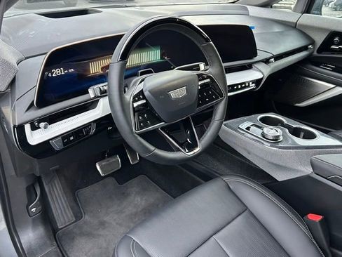 Used 2025 Cadillac Optiq Luxury 2 w/ LPO, ONYX Package image 17