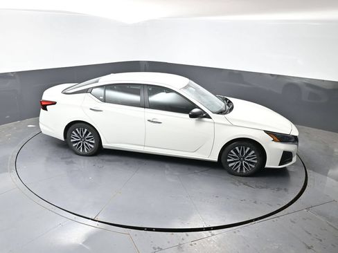 Used 2025 Nissan Altima 2.5 SV FWD image 14