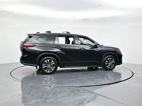 Used 2021 Toyota Highlander XLE image 2