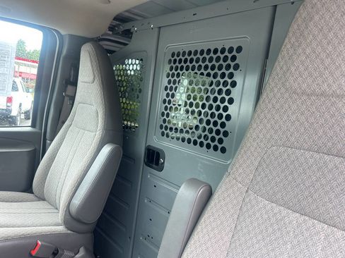 Used 2017 Chevrolet Express 2500 RWD image 15