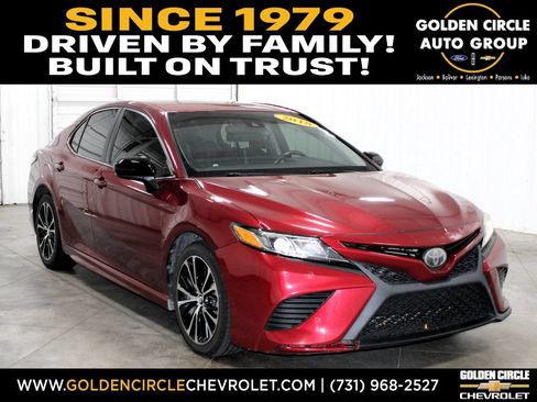Used 2018 Toyota Camry SE FWD image 1