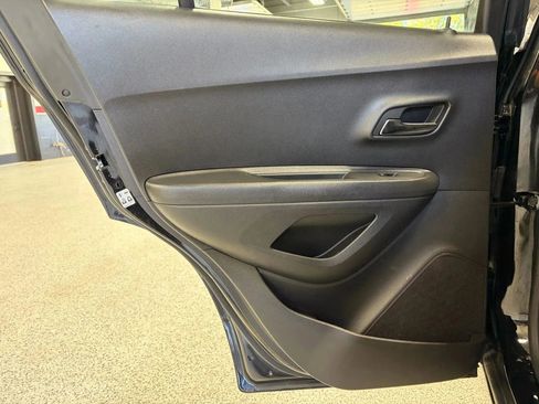 Used 2020 Chevrolet Trax LT w/ LT Convenience Package image 22