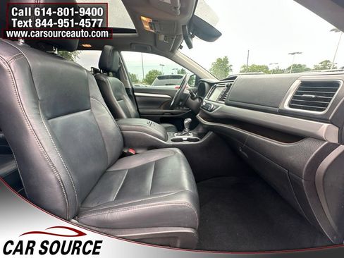 Used 2019 Toyota Highlander XLE AWD/4WD image 29