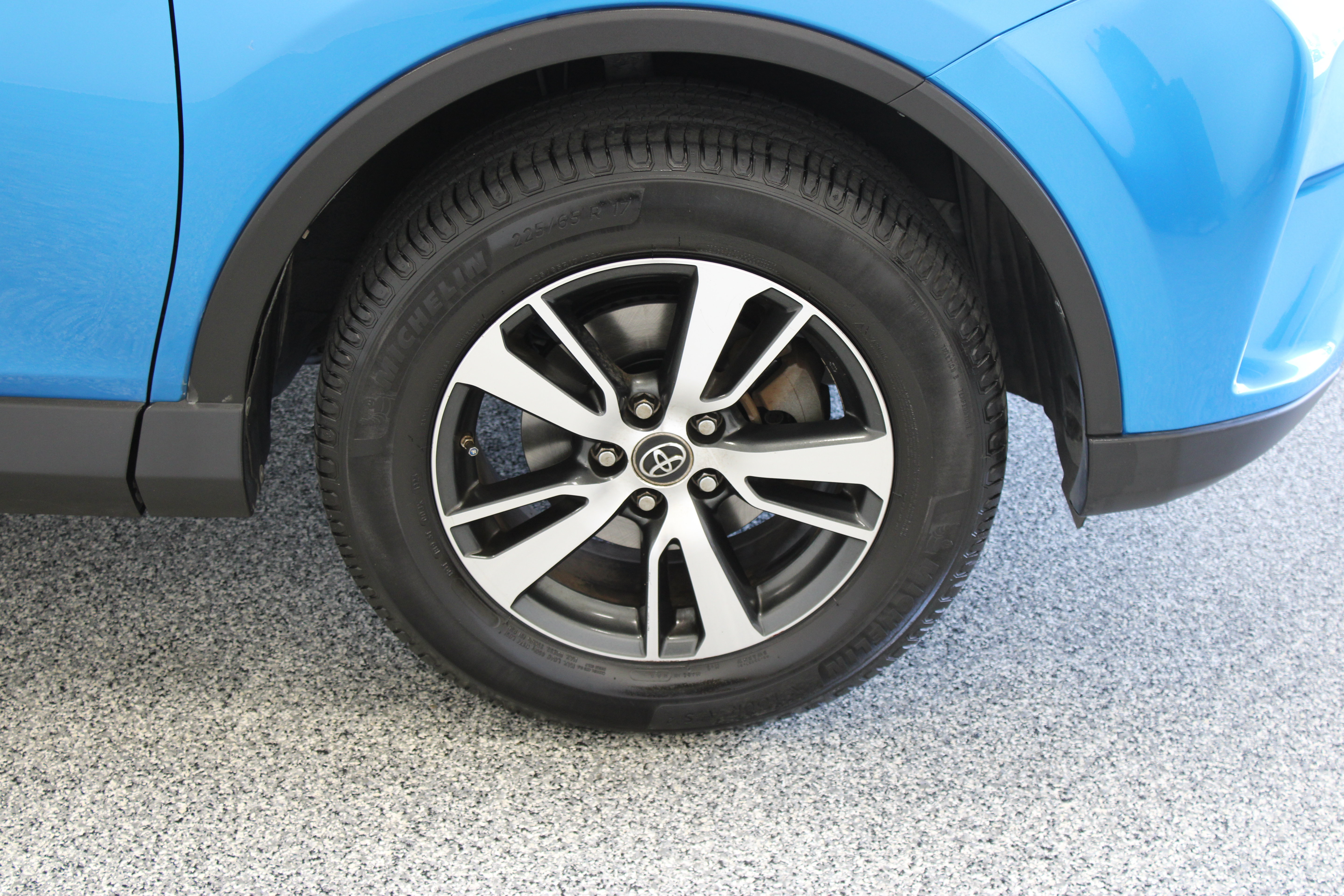 Used 2018 Toyota RAV4 XLE FWD image 5