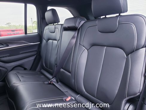 New 2025 Jeep Grand Cherokee Limited image 22
