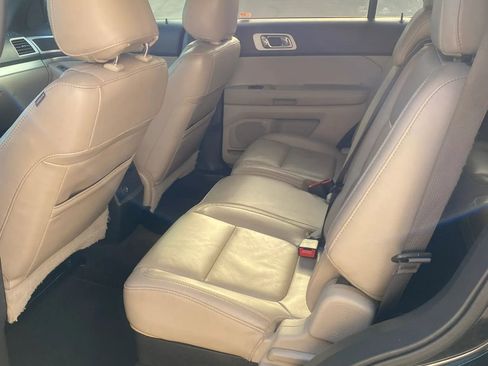 Used 2015 Ford Explorer XLT w/ Equipment Group 202A FWD image 11