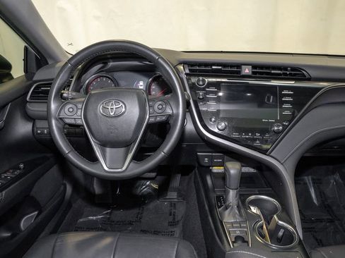 Used 2019 Toyota Camry XSE image 6