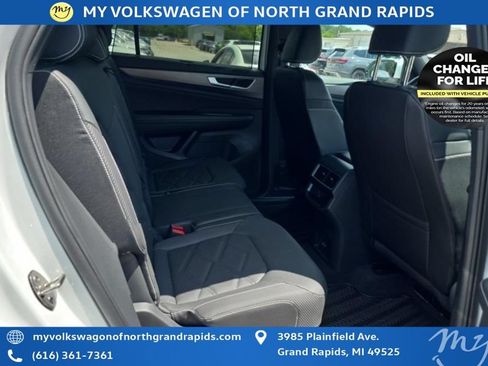 Used 2025 Volkswagen Atlas Cross Sport SE w/ Panoramic Sunroof Package AWD/4WD image 11