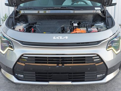 Used 2023 Kia Niro SX Touring image 7