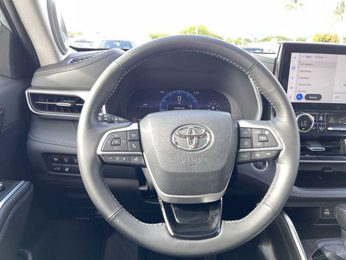 Used 2024 Toyota Highlander Platinum AWD/4WD image 11