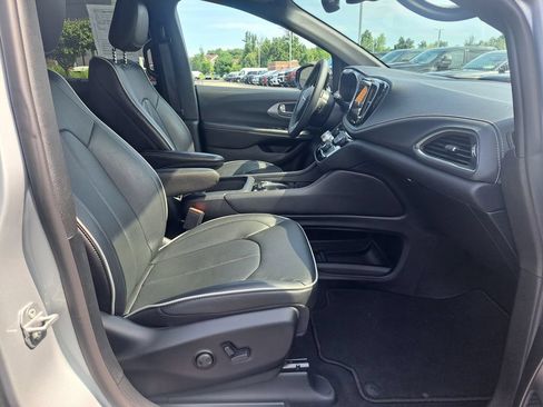Used 2026 Chrysler Pacifica Limited FWD image 37