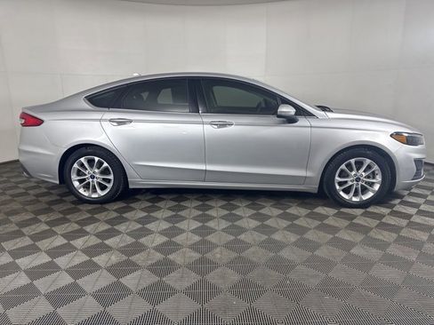 Used 2019 Ford Fusion SE image 2