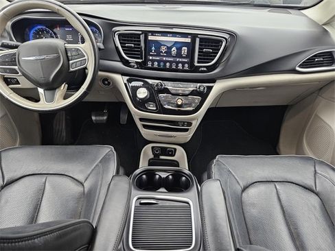 Used 2020 Chrysler Pacifica Limited image 8
