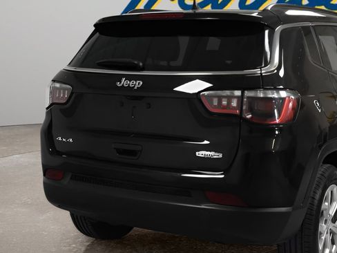 Used 2024 Jeep Compass Latitude AWD/4WD image 3