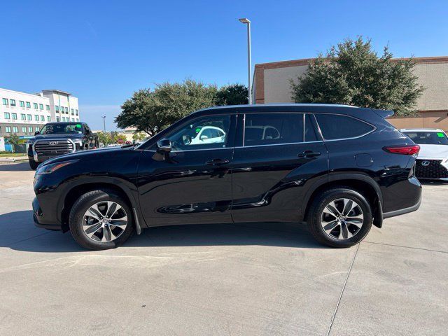 Used 2021 Toyota Highlander XLE AWD/4WD image 6
