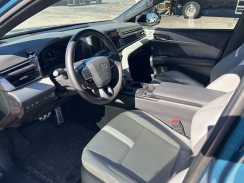 Used 2025 Toyota Camry SE w/ Convenience Package image 13